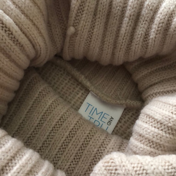 🐢Time and Tru Pullover Fringed Cable Knit turtle neck poncho sweater - Picture 12 of 13